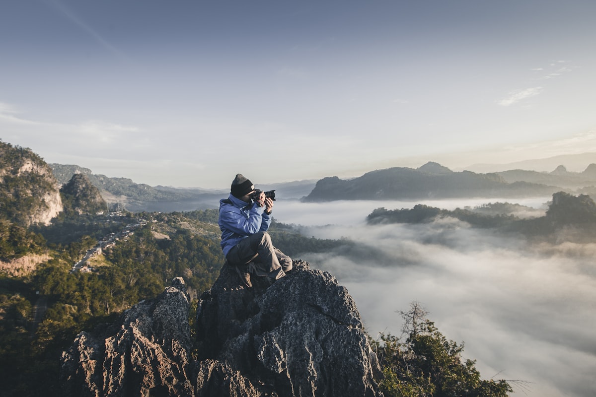 Regista senior che utilizza una cinepresa professionale per una sessione di ripresa